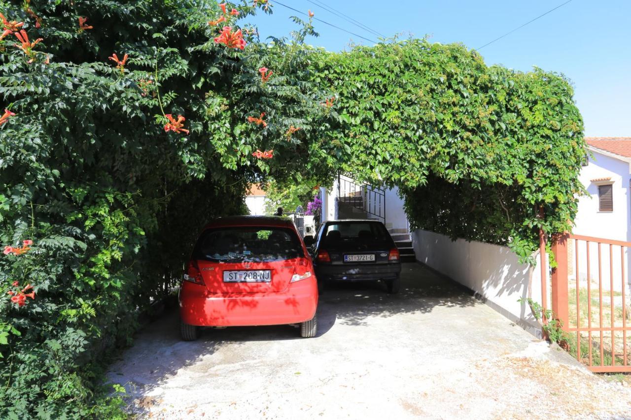 Apartments By The Sea Okrug Gornji, Ciovo - 1069 トロギール エクステリア 写真