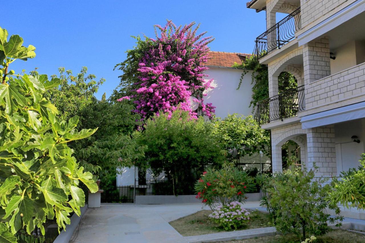 Apartments By The Sea Okrug Gornji, Ciovo - 1069 トロギール エクステリア 写真