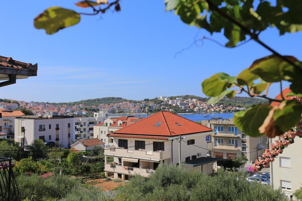 Apartments By The Sea Okrug Gornji, Ciovo - 1069 トロギール エクステリア 写真