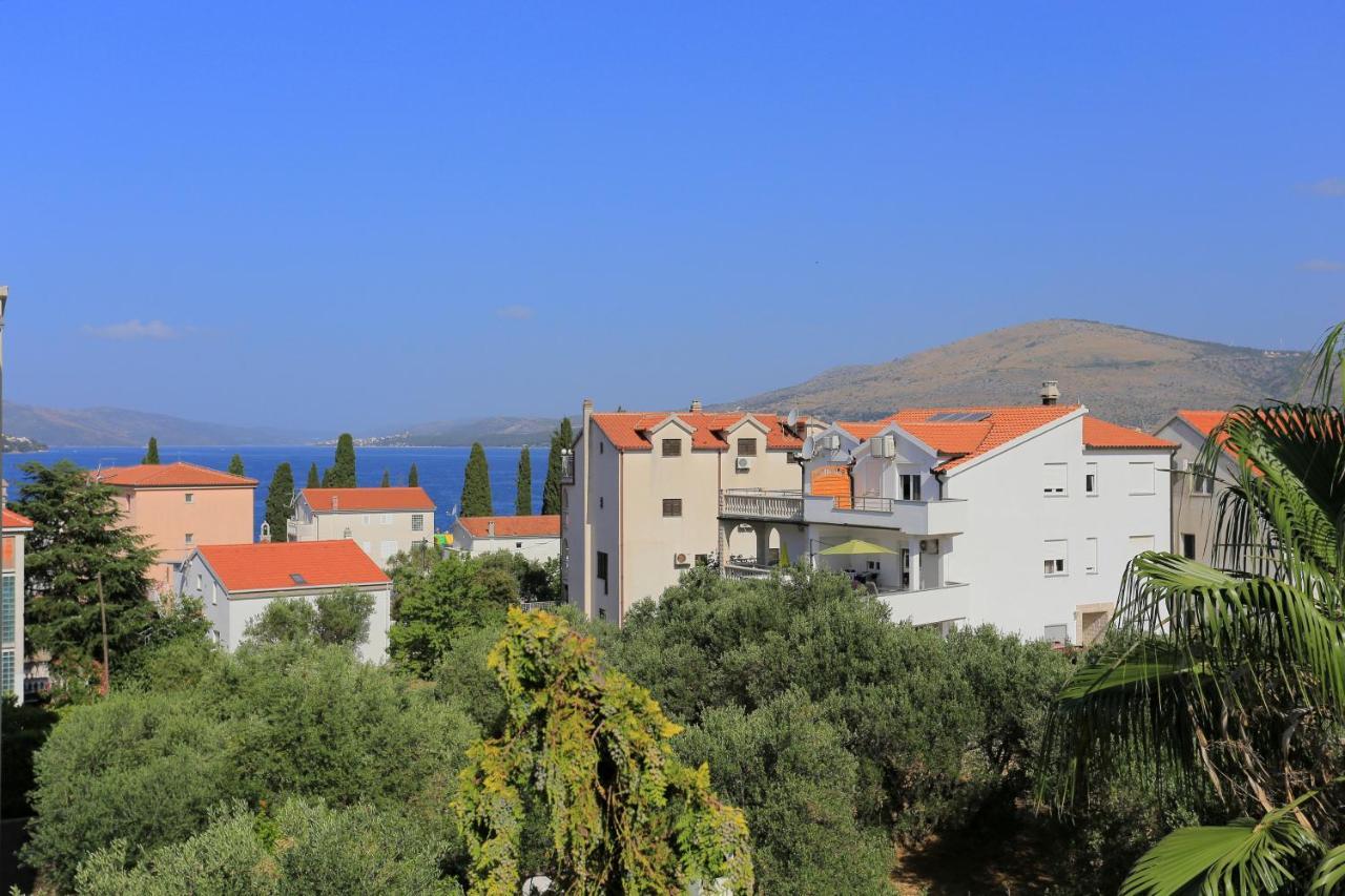 Apartments By The Sea Okrug Gornji, Ciovo - 1069 トロギール エクステリア 写真